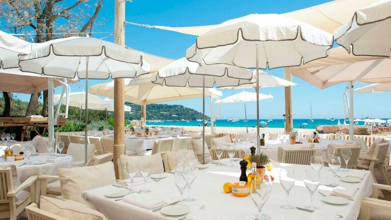 Hotels in Saint Tropez with private beach access and yacht service